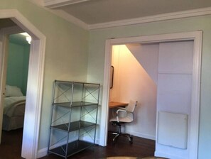 1 slaapkamer, een bureau, een strijkplank/strijkijzer, wifi