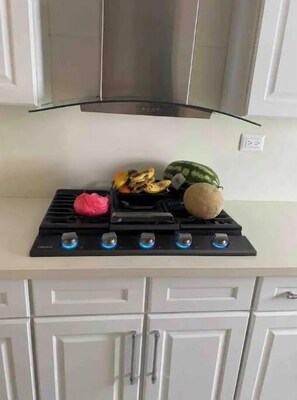 Réfrigérateur, plaque de cuisson, cafetière/bouilloire, grille-pain