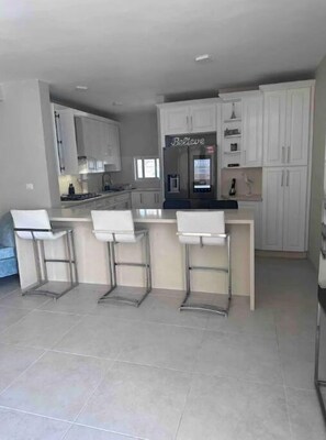 Réfrigérateur, plaque de cuisson, cafetière/bouilloire, grille-pain