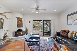 スマートテレビ、暖炉、書庫