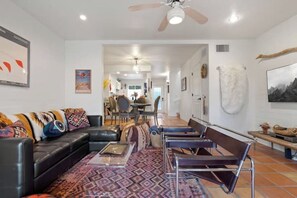 Una Smart TV, una chimenea, libros