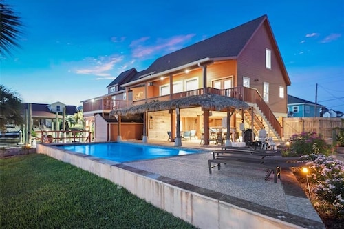 Private swimming pool, fishing dock!  Something to offer everyone!