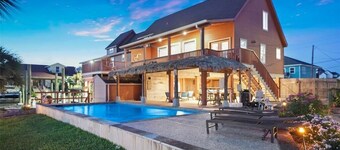 Private swimming pool, fishing dock!  Something to offer everyone!