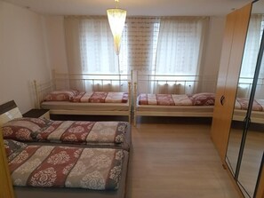 1 habitación, tabla de planchar con plancha, wifi y ropa de cama