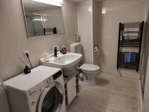 Shower, hair dryer, towels, soap - "happiness" Hofgeismar-zentrum! (Hofgeismar)