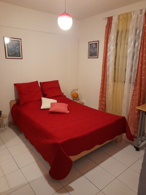 1 slaapkamer, een strijkplank/strijkijzer, gratis wifi, beddengoed
