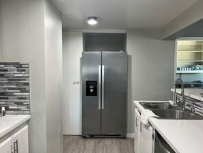 Kühlschrank, Ofen, Herdplatte