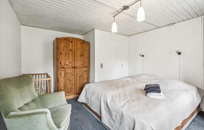 2 bedrooms, travel cot, free WiFi
