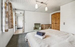 2 bedrooms, travel cot, free WiFi