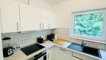 Full-sized fridge, microwave, oven, stovetop