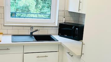 Full-size fridge, microwave, oven, stovetop