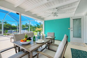 Outdoor dining - VRCC Villa Blue Pelican - Waterfront style & comfort (Cape Coral)