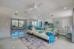 Smart TV - VRCC Villa Blue Pelican - Waterfront style & comfort (Cape Coral)