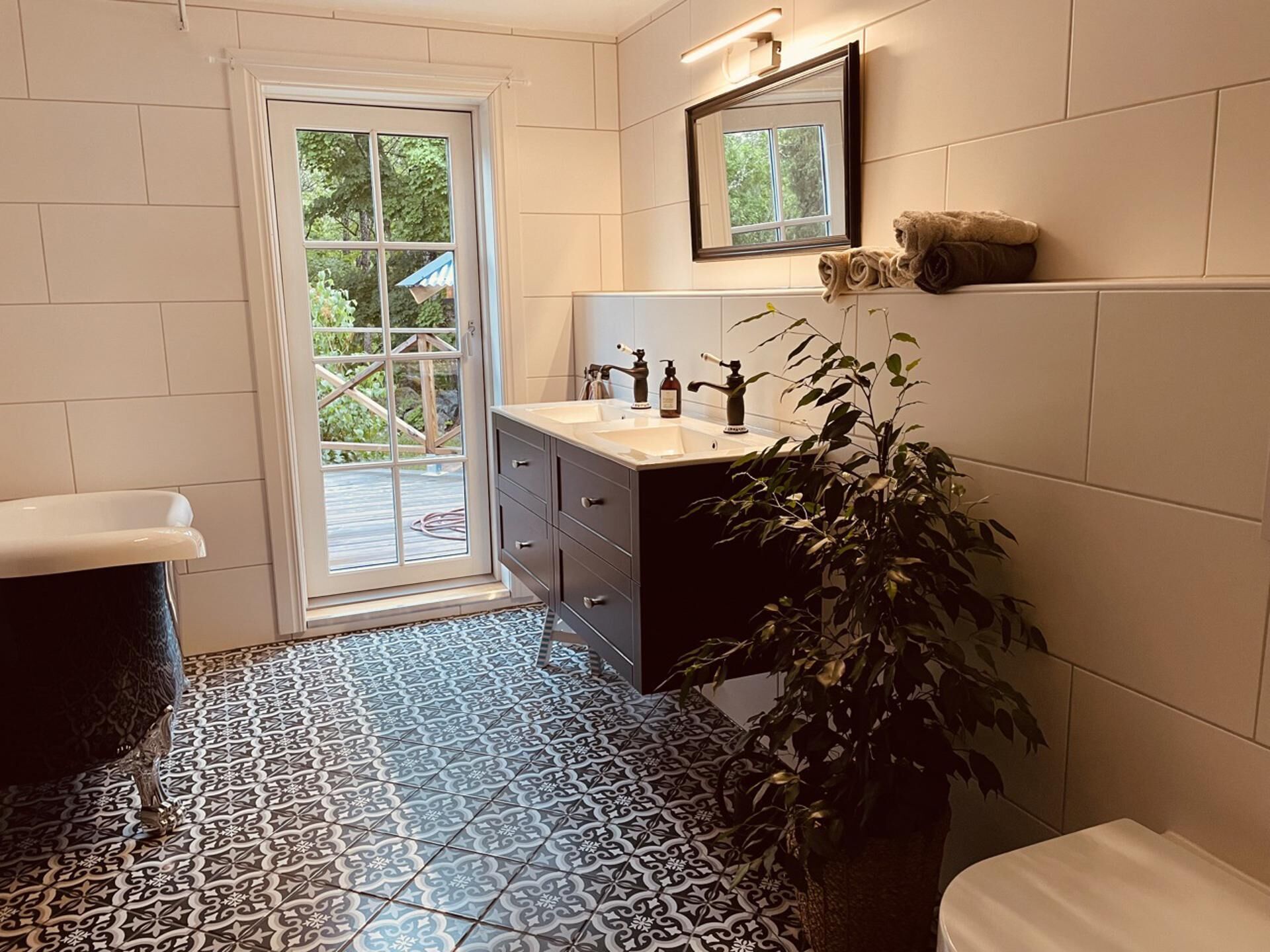 Cabin | Bathroom | Separate tub and shower, deep soaking tub, towels