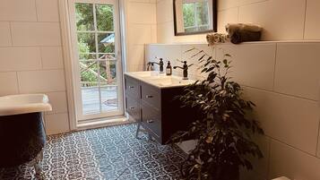 Cabin | Bathroom | Separate tub and shower, deep soaking tub, towels