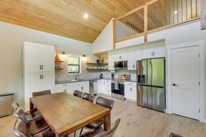 Fridge, microwave, stovetop, dishwasher - Modern Lakeside Cabin w/ Mountain Views & Hot Tub! (Lakeside)
