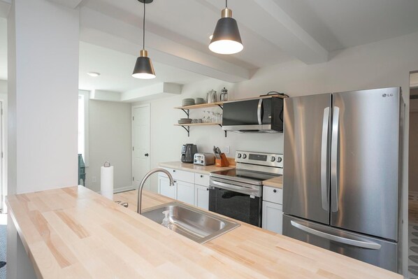 Kühlschrank, Mikrowelle, Ofen, Herdplatte