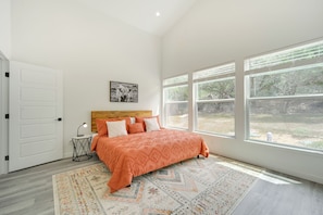 3 bedrooms, desk, iron/ironing board, travel cot - Canyon Lake Oasis: Backyard & Wraparound Deck! (Canyon Lake)