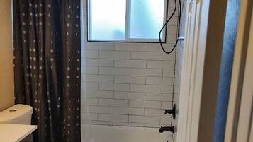 Sèche-cheveux, serviettes fournies, savon, papier toilette