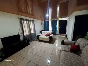 Living area - Casa Familiar Grande Mono Congo de osa (Puerto Jiménez)