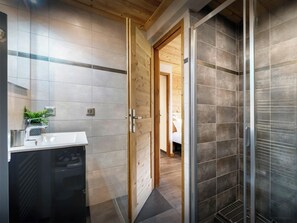 Badewanne, Haartrockner, Handtücher