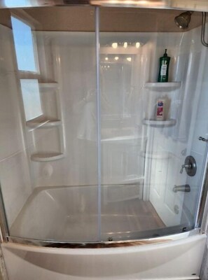 Dusche, Haartrockner, Handtücher, Seife