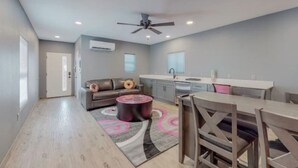 Eine moderne Wohnung mit Küche, Essbereich und Wohnzimmer.