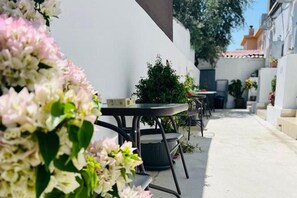 Outdoor dining - Impeccable Newly Renovated Studio in Larnaca (Larnaca)