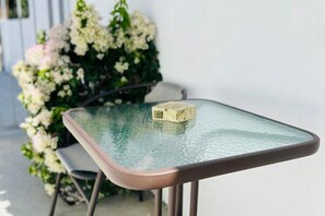 Outdoor dining - Impeccable Newly Renovated Studio in Larnaca (Larnaca)