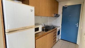 Private kitchen - Cozy Studio Retreat in Zouk Mosbeh (Zouk Mosbeh)