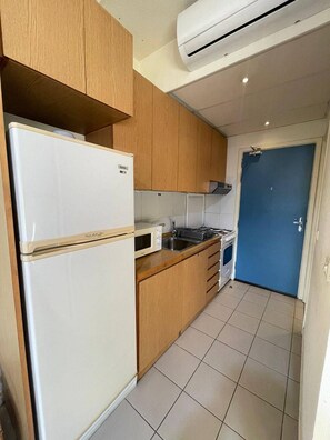 Fridge, microwave, stovetop, electric kettle - Cozy Studio Retreat in Zouk Mosbeh (Zouk Mosbeh)