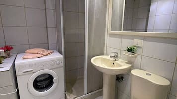 Studio | Badezimmer | Dusche, Haartrockner, Handtücher