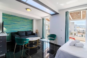 1 bedroom, free wired Internet, bed sheets