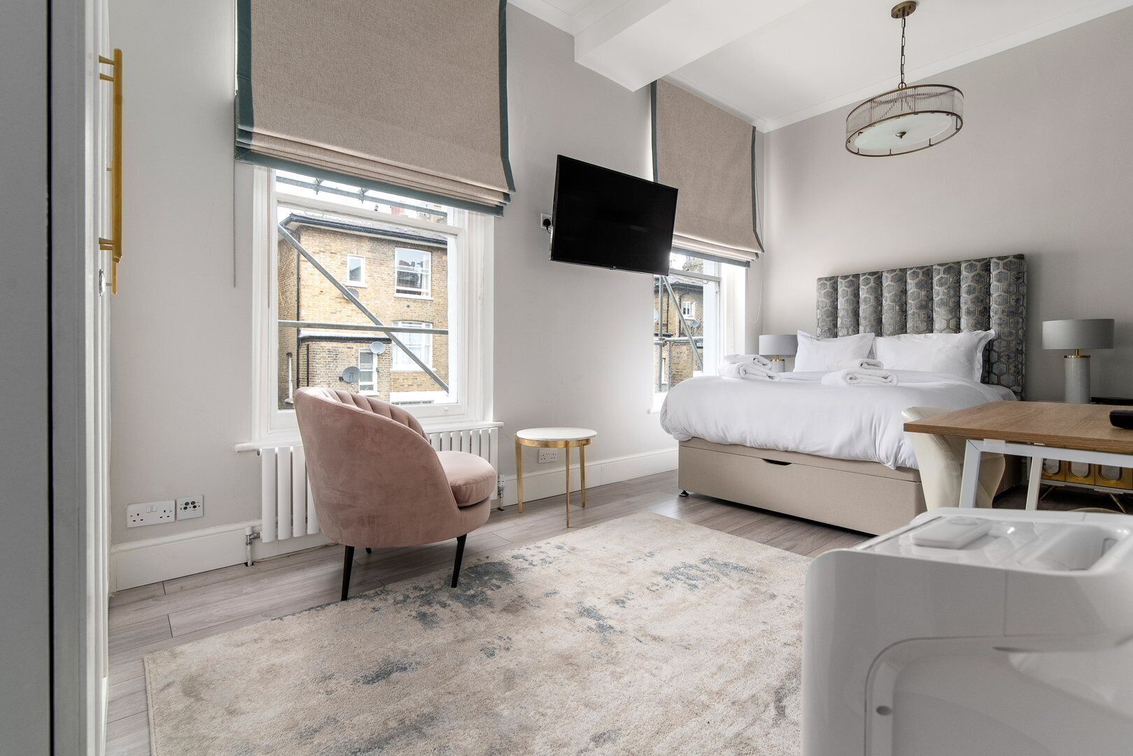 Skrivebord, strykejern/-brett, internettilgang og sengetøy