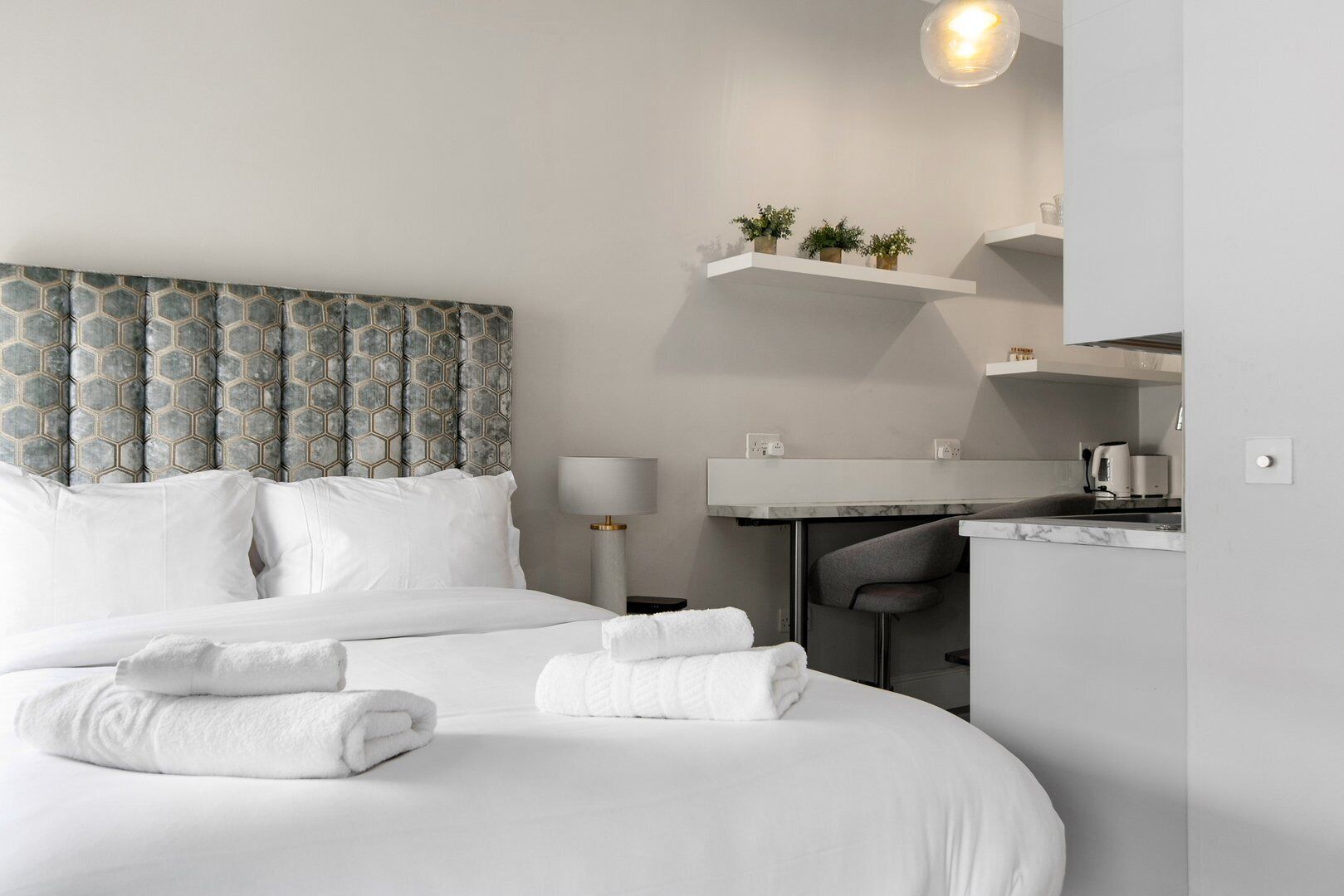 Bureau, fer et planche à repasser, accès Internet, draps fournis