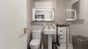 Baignoire, sĂšche-cheveux, serviettes fournies