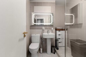 Badewanne, Haartrockner, Handtücher