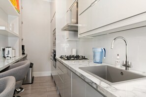 Kühlschrank, Mikrowelle, Ofen, Geschirrspüler
