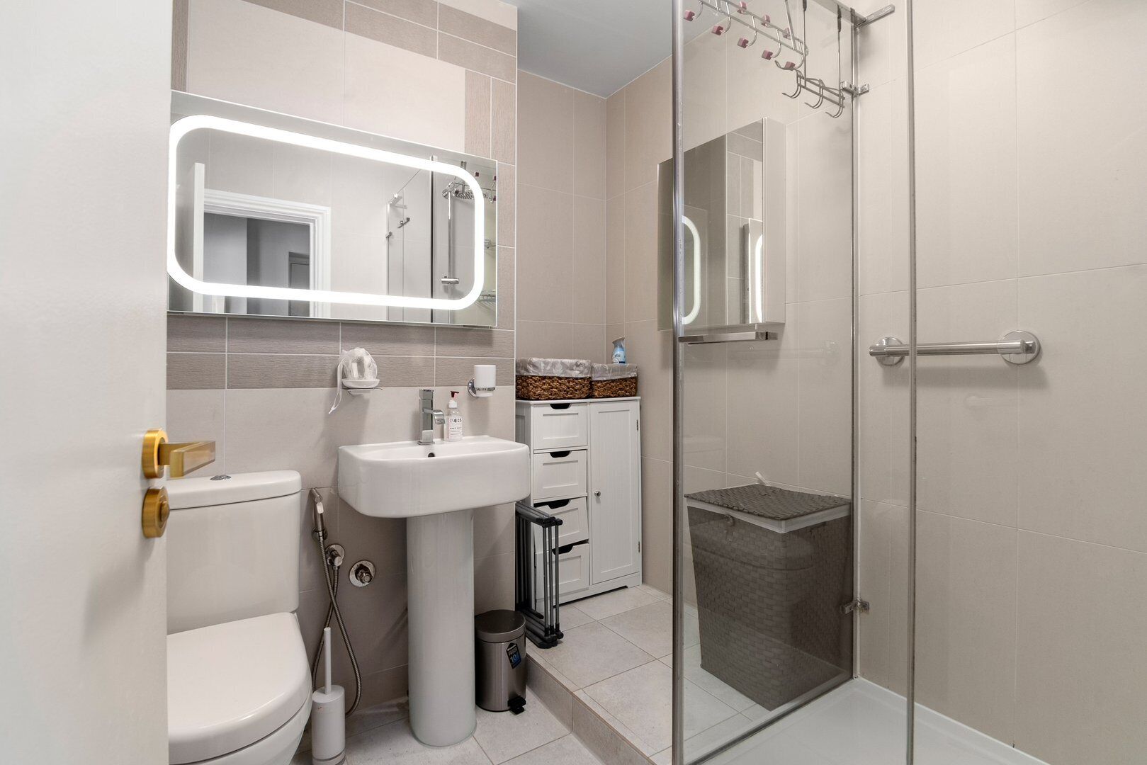 Baignoire, sèche-cheveux, serviettes fournies