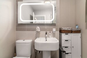 Baignoire, séchoir à cheveux, serviettes fournies