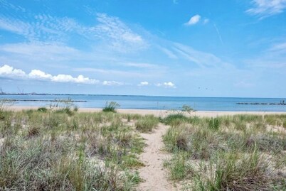 Penthouse on private beach very quit and peaceful near the pier newly remodeled.