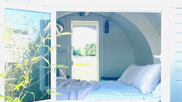 1 bedroom, bed sheets