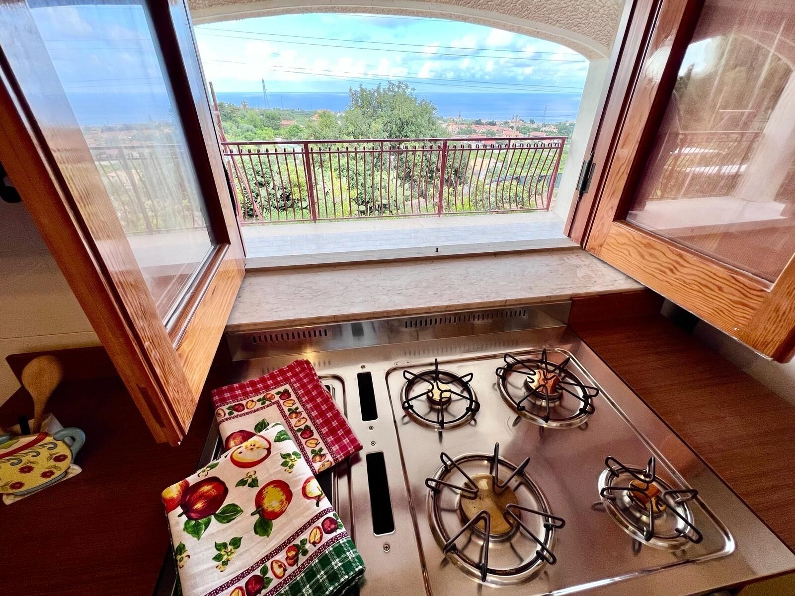 Kühlschrank, Ofen, Herdplatte, Wasserkocher mit Kaffee-/Teezubehör