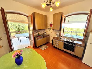 Fridge, oven, stovetop, coffee/tea maker