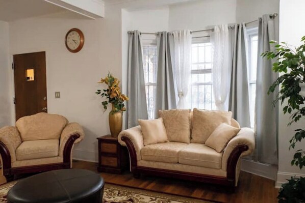 Smart TV - Cozy Fireplace Apartment (Newark)