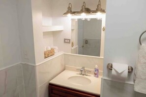 Towels, toilet paper - Cozy Fireplace Apartment (Newark)