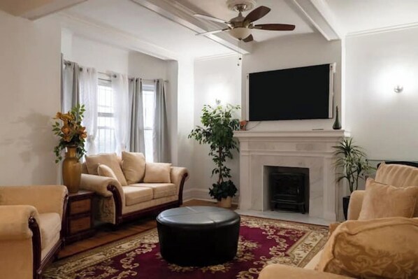 Smart TV - Cozy Fireplace Apartment (Newark)