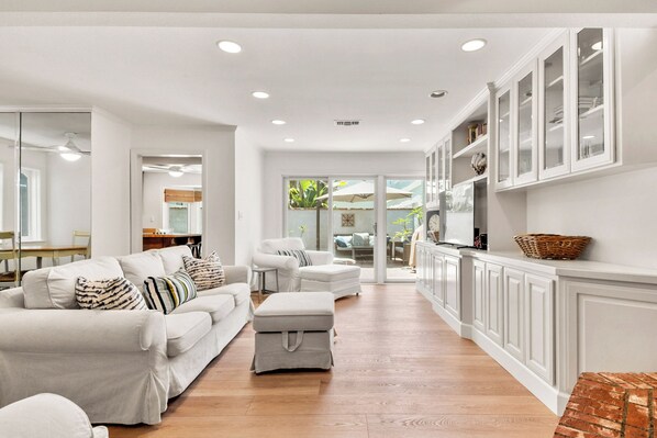 Living area - Gorgeous Newport Beach Rental (Newport Beach)