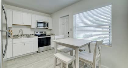 Cozy Villa #1, 3 minutes from Downtown & 10 minutes to the Beach