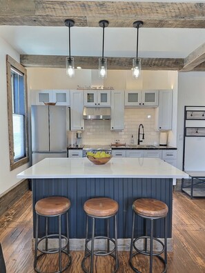 ثلاجة، ميكروويف، فرن، موقد طهي مسطح